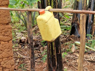 Simple hand washing facility